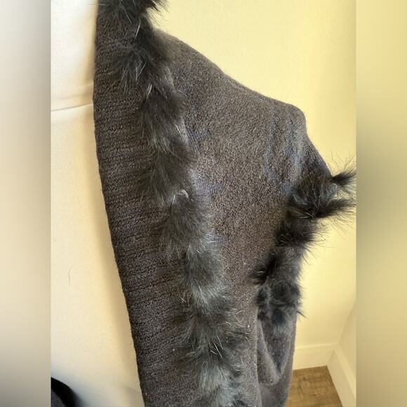 CHIC BLACK AND DARK NAVY FRINGE SWEATER VEST FUR ACCENT ONE SIZE - Picture 8 of 10